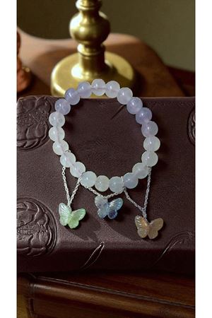 Kadin karanlıkta parlyan kelebekli bileklik