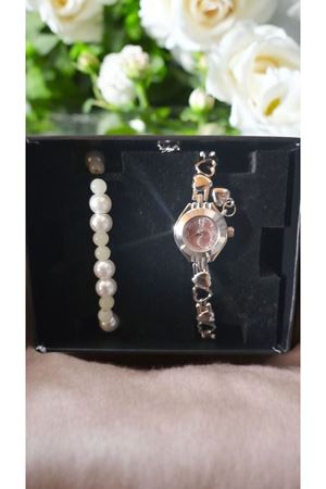 1 adet saat ve 1adet karanlıkta parlayn bileklik