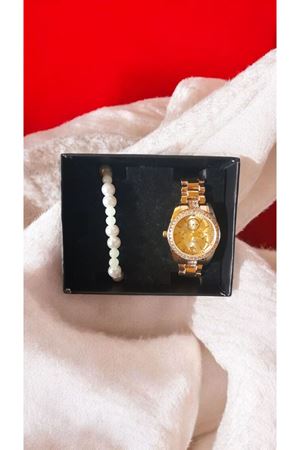 gold parlak taşlı saat ve karanlıkta paralayan bileklik